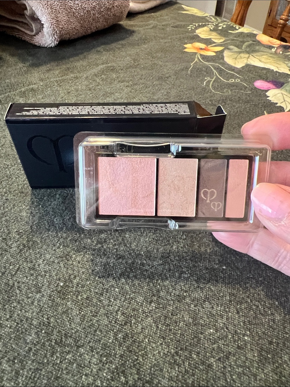 New in Box cle de peau eye color quad - eyeshadow palette refill shade 211